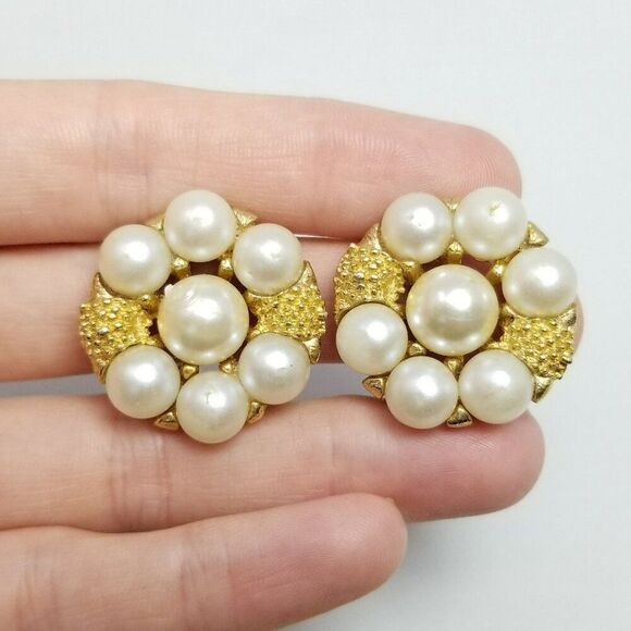 Vintage Faux Pearl and Gold Tone Cluster Clip On Earrings, Classic Retro Design - Picture 1 of 6